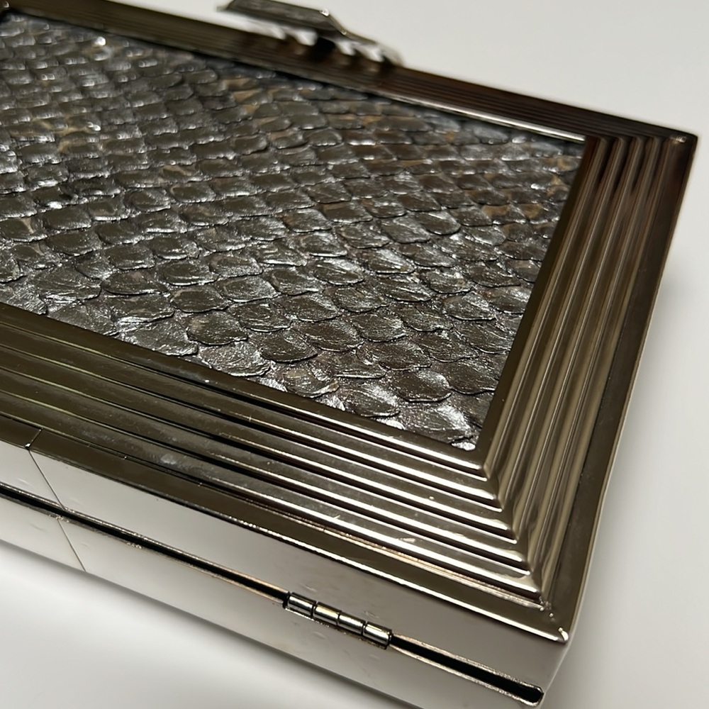 Silver Clutch Handbag • Reptile Print W/ silver hardware frame • - Picture 3 of 9